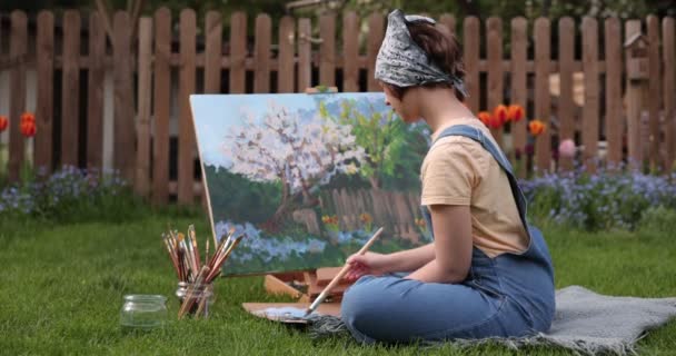 Mujer Joven Pintando Flores Jardín — Vídeo de stock