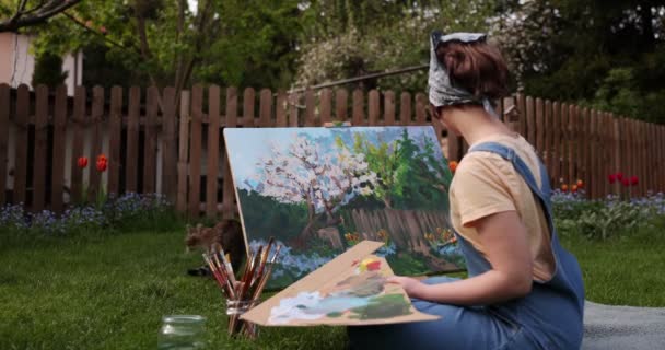 Dospívající Dívka Obraz Plátně Zahradě — Stock video