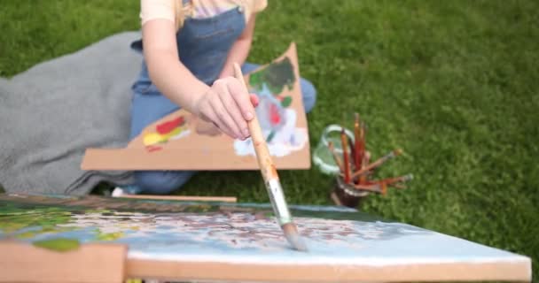 花园的艺术工作室油画 画架上的帆布 一套不同大小的脏刷子 风景画 — 图库视频影像