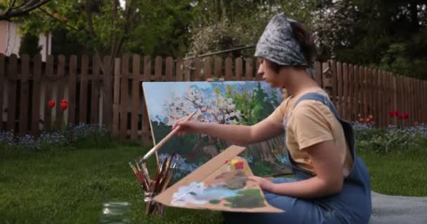 Fille Créative Peint Une Belle Image Dans Jardin Tenant Une — Video