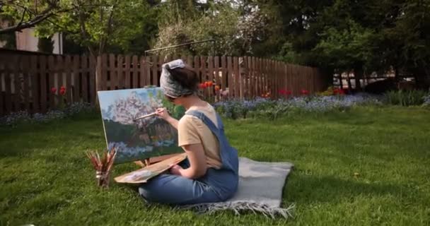 Ragazza Creativa Sta Dipingendo Bel Quadro Giardino Tenendo Una Tavolozza — Video Stock