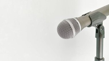 Beyaz arka planda dinamik bir mikrofon