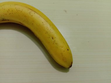 Yeşil yapraklı sarı muz