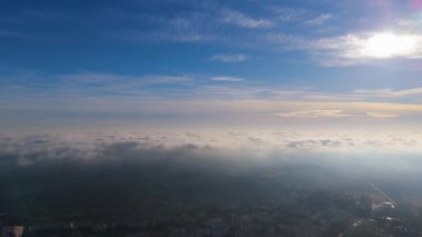Bulutların Üzerindeki Şehrin Hava Görünümü