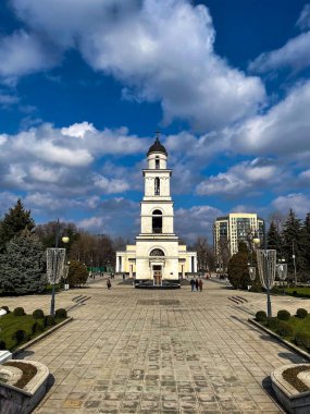 Şehir parkında mavi gökyüzü olan beyaz çan kulesi