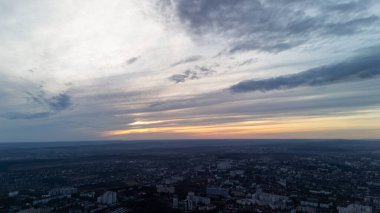 Şehrin ufuk çizgisi üzerinde dramatik hava günbatımı