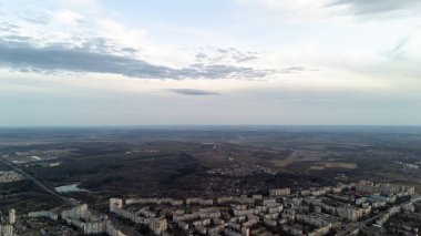 Gün batımında doğayla birleşen bir şehrin havadan görünüşü