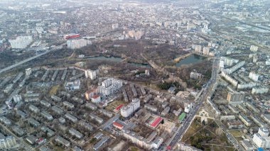 Park ve gölleri olan bir şehrin havadan görünüşü