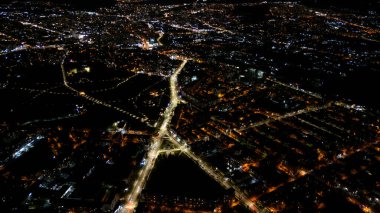 Aydınlanmış şehir sokaklarının insansız hava aracı görüntüleri.