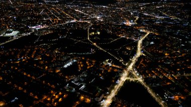 Şehir sokaklarının ve parlayan trafiğin hava gece görüşü