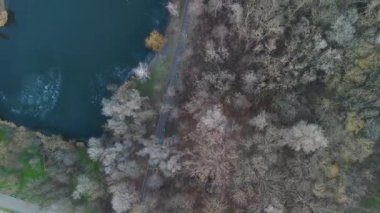 Göl ve Çıplak Ağaçlı Bir Parkın Havadan Görünümü