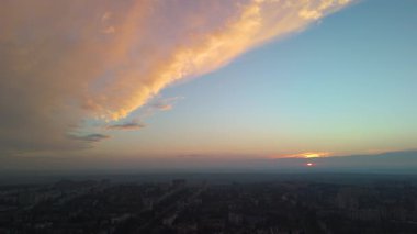 Dramatik Bulutlar Üzerinde İHA Günbatımı