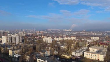 Temiz Gökyüzü ile Havadan Şehir Görünümü