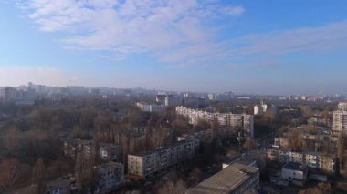 Mavi Gökyüzü ile Şehir Manzarası Hava Görüntüsü