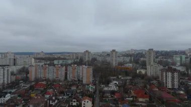 Bulutlu Gökyüzü Altında Yüksek Binaları ve Evleri Olan Kentsel Mahalle Hava Görüntüsü