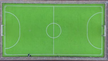 Pist ve Spor Alanlı Yapay Çim Futbol Sahasının Üst Aşağı Görünümü