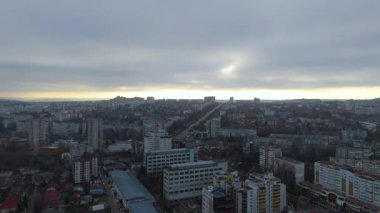 Sunset ve Dramatik Gökyüzü ile Şehir Manzarası