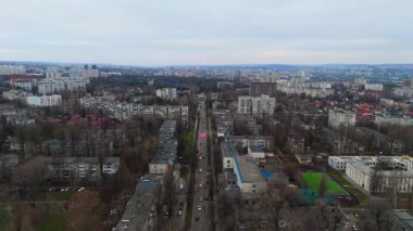 İkametgah Binalarıyla Şehir Caddesi Görünümü