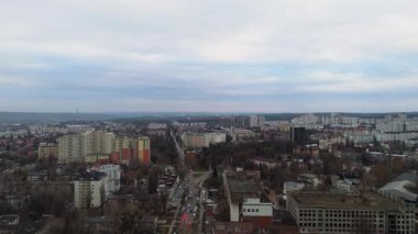 İkametgah Binaları ve Bulutlu Gökyüzü ile Kentsel Şehir