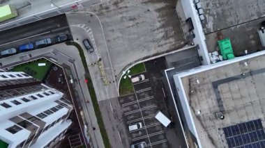 Modern Park Alanı ve Konut Kompleksinin Yukarıdan Aşağı Görünümü