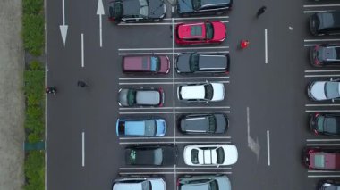 Otomobilli Otopark 'ın Yukarıdan Aşağı Görünümü
