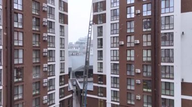 Modern Binalarla Kış Şehir Sahnesi