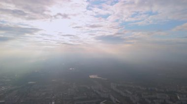 Gündoğumunda Güneş Işıkları ve Bulutlarla Havadan Şehir