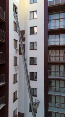 Modern Binanın Üst Katlarına Malzeme TaşımacıIığı