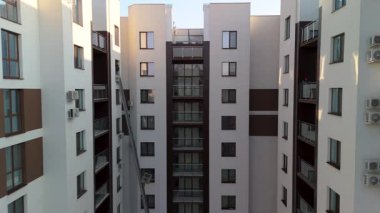 Asansör Platformu ile Modern Konut Binası