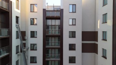 Cam Balkon ve Bakım Asansörlü Modern Konut Binası