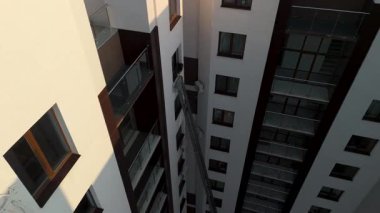 Yüksek Binadaki Merdivende İnşaat İşçisi