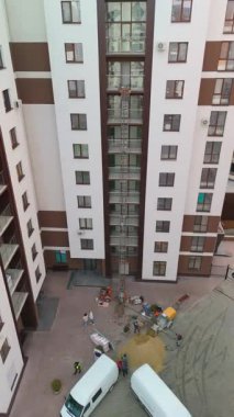 Apartman binasındaki inşaat çalışmalarının insansız hava aracı görüntüsü