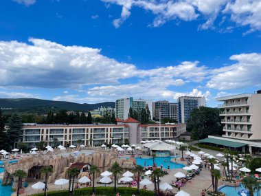 Havuzu ve manzaralı dağ manzaralı modern tatil köyü