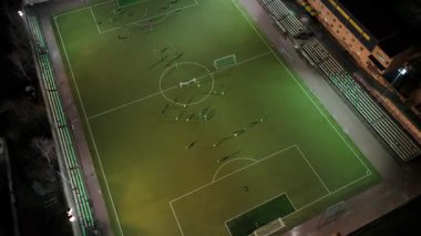 Floodlit Alanında Futbol Oyuncularının Hava Gecesi Görünümü