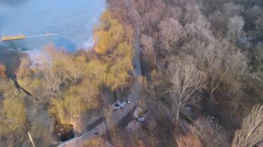 Donmuş gölü ve yürüyüş yolu olan kış parkının havadan görünüşü