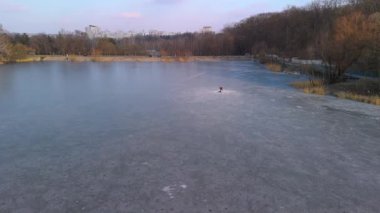 Donmuş şehir gölü, buz patencisi kış parkında, hava manzaralı.