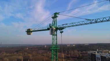 Şehrin üzerinde santral kabini olan kule vinci