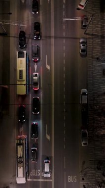Yoğun caddelerdeki şehir trafiğinin hava gece görüşü