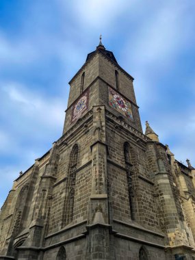 Romanya 'nın Brasov kentinde saat kulesi bulunan tarihi Gotik Kilisesi