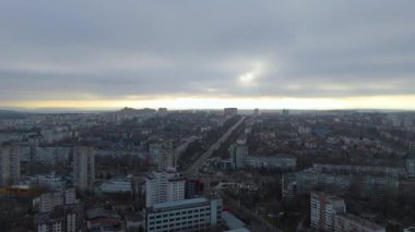 Geniş Bulvar ve Dramatik Gökyüzü ile Şehir Manzarası