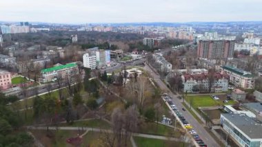 Şehir Parkı Şehir Binalarıyla çevrili