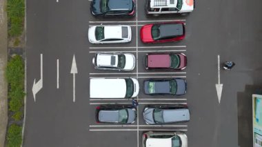 Otoparkı ve yaya geçidi olan bir otoparkın tepeden tırnağa görüntüsü