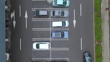 Yaya geçidi ve araçları olan bir otoparkın tepeden tırnağa görüntüsü