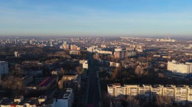 Güneşli bir sabahta İHA Şehir Bulvarında Uçuyor