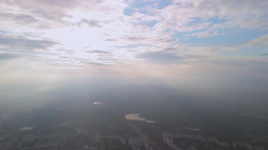 Bulutların Arasında Güneş Işıklarıyla Şehrin Üzerindeki Hava Gündoğumu