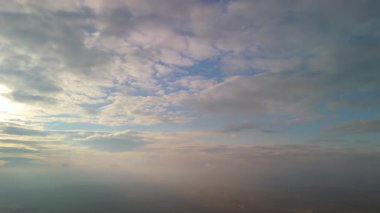 Bulutların Arasında Güneş Işıklarıyla Şehrin Üzerindeki Hava Gündoğumu