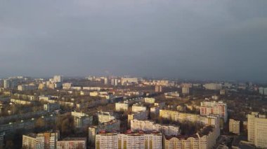 Dramatik Gökyüzü Altındaki Yerleşim Alanının Hava Görünümü