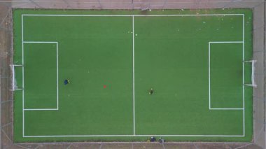 Futbolcu ve Top ile Futbol Sahasının İHA Yukarıdan Aşağı Görünümü