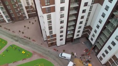 İnşaat İşçileri Konut Kompleksinde Asansör Kullanıyor