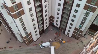 Yüksek Katlı İnşaat İçin Çimento Hazırlayan İşçiler